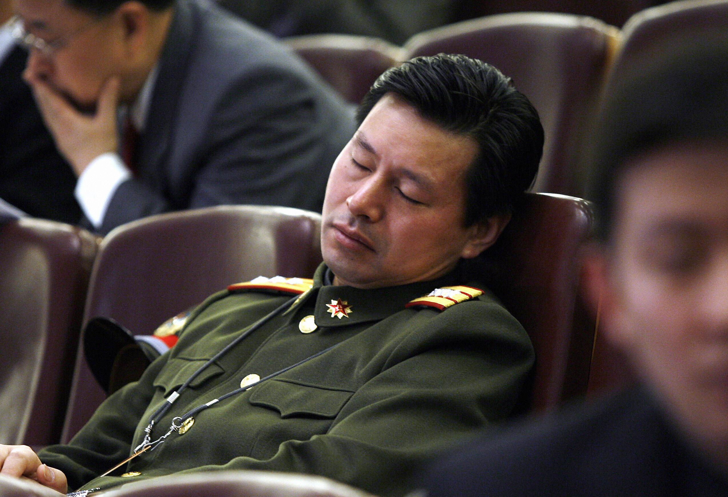 En delegat från Folkets befrielsearmé slumrar under Nationella folkkongressens möte i Peking 2006. Sovande delegater är en vanlig syn under de årliga "två mötena" som pågår i Peking just nu. (Foto: Peter Parks /AFP/Getty Images)