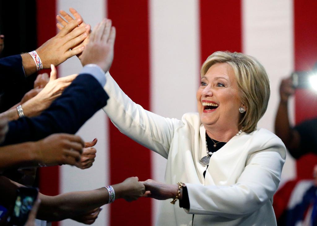 Demokraten och tidigare utrikesministern Hillary Clinton framför jublande supportrar i Miami, Florida. (Foto: Gerald Herbert/AP/TT)