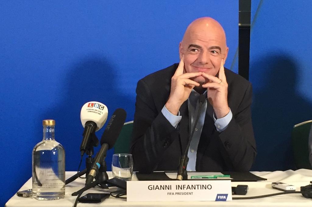 Fifas nye ordförande Gianni Infantino tog lågprisflyg under sin första tjänsteresa. (Foto: Rob Harris/AP/TT)