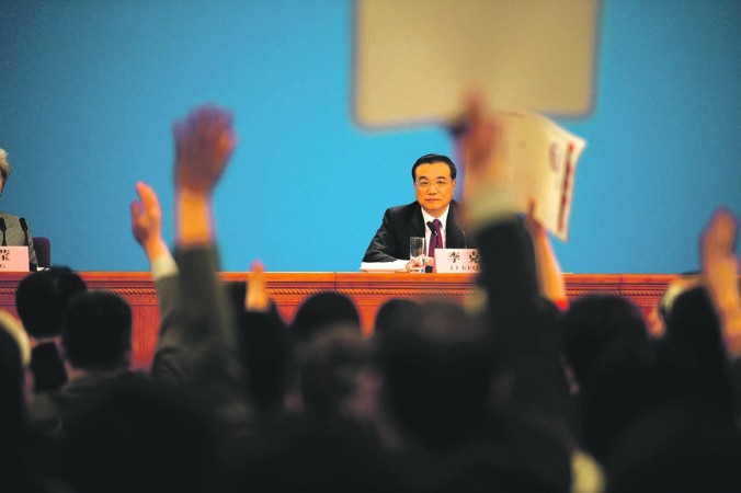 Premiärminister Li Keqiang möter media efter att den nationella folkkongressen avslutat sina två möten den 16 mars 2016. (Foto: Fred Dufour /AFP/Getty Images)