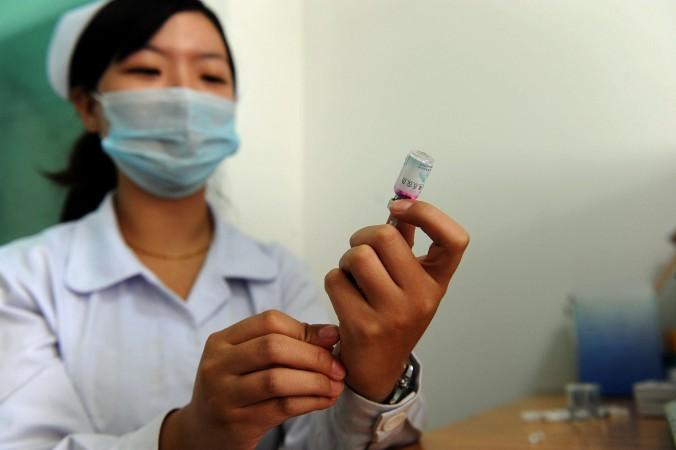 En kinesisk sköterska förbereder en vaccindos i Anhuiprovinsen. Kinesiska vacciner har varit på tapeten den senaste tiden, efter att en liga som sålde utgångna och giftiga vacciner avslöjats. (Foto: STR/AFP/Getty Images)