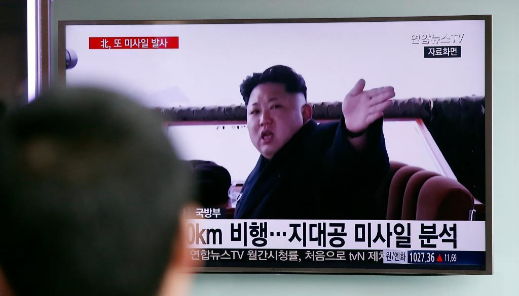 En man på en järnvägsstation i Seoul tittar på tv-nyheterna om Nordkoreas provskjutning. (Foto: Lee Jin-Man /AP/TT-arkivbild)