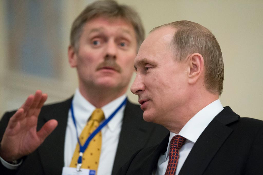 Dmitrij Peskov och Vladimir Putin. (Foto: Alexander Zemlianichenko /AP/TT-arkivbild)