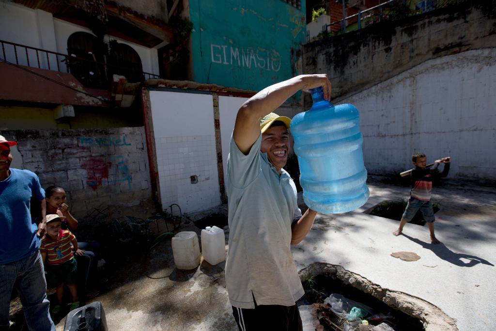 Det är inte bara elektriciteten som saknas i det oljerika Venezuela. Landet lider också brist på vatten. (Foto: Fernando Llano /AP/TT-arkivbild)