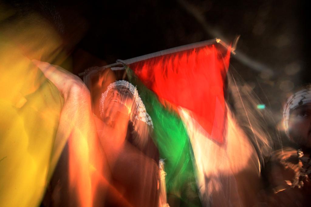 Anhängare till Muslimska brödraskapet med en palestinsk flagga i Amman. (Foto: Mohammad Hannon /AP/TT-arkivbild)