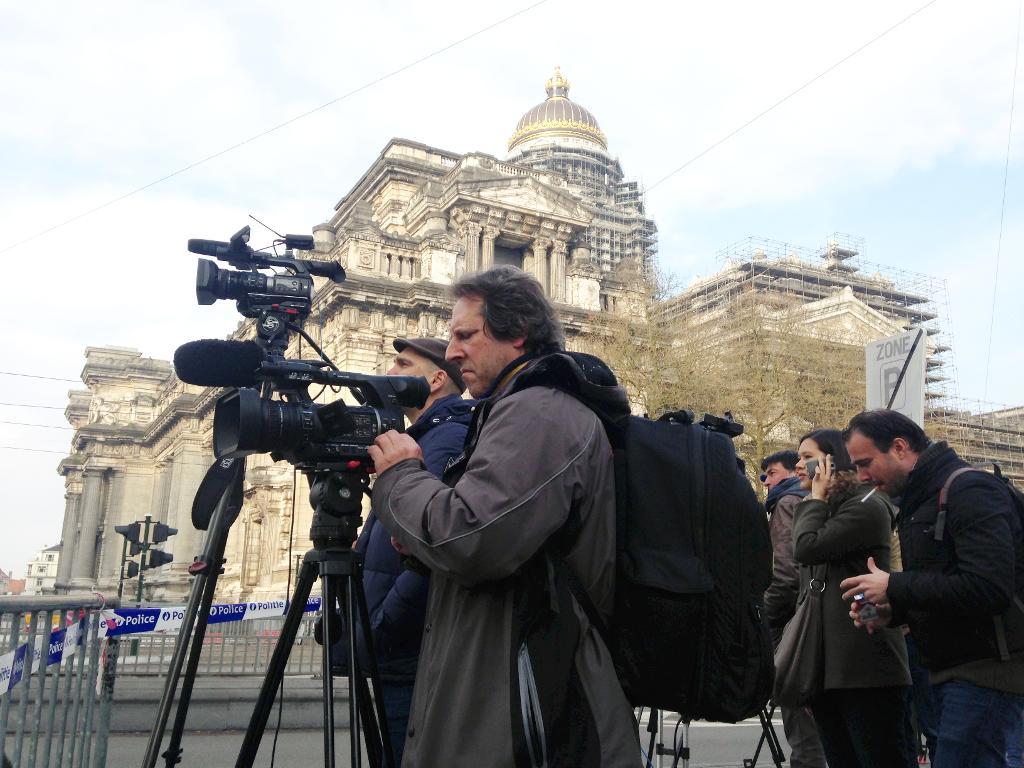 Terroranklagade Osama Krayem och hans kumpaner ställs i dag inför en domare i Bryssel för att avgöra om de fortsatt ska hållas kvar. Framträdandet vid Justitiepalatset i Bryssel sker inför stängda dörrar och är närmast en formalitet. Journalister och polis har funnits på plats vid infarten till domstolen sedan tidigt i morse. (Foto: Wiktor Nummelin/TT)