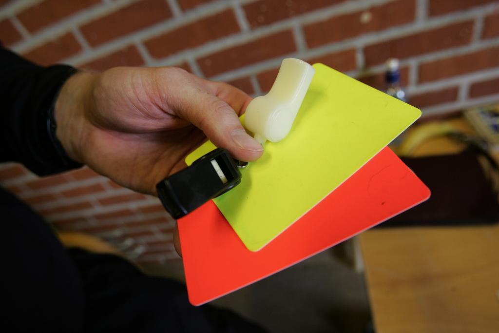 Fotbollsdomaren delade ut sju gula och två röda kort i en misstänkt uppgjord match. (Foto: Fredrik Sandberg / TT-arkivbild)