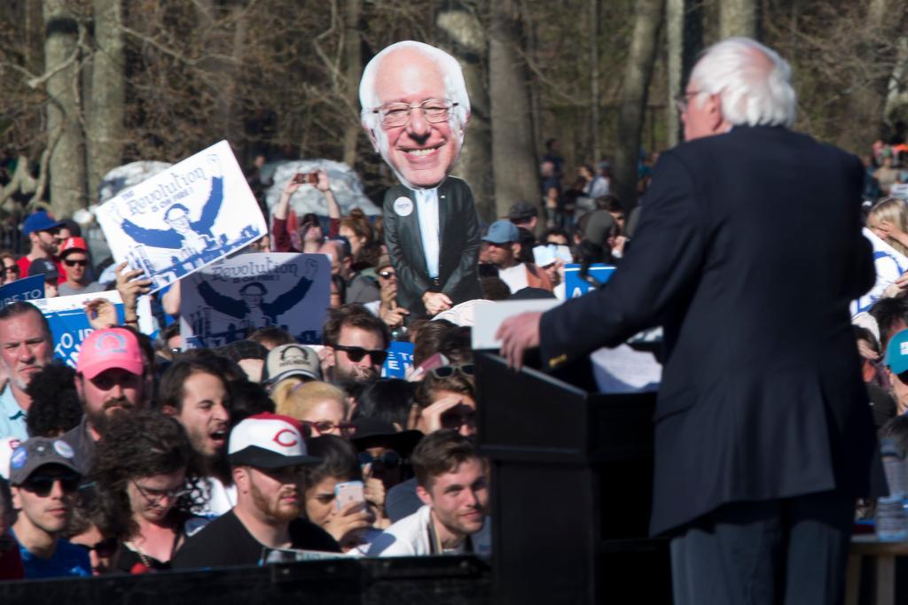 Demokraternas Bernie Sanders kampanjspurtar inför New Yorks primärval genom att valtala i Brooklyn. (Foto: Mary Altaffer /AP/TT-arkivbild)