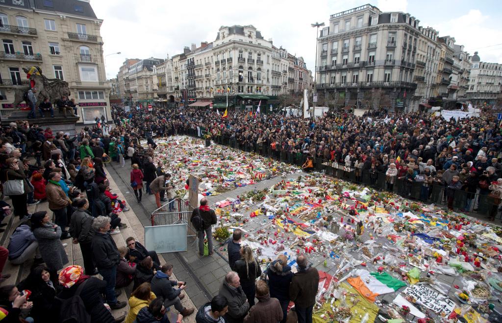 Tusentals människor samlades i Bryssel för att hylla offren efter förra månadens terrorattacker då 32 människor miste livet. (Foto: Virginia Mayo/AP/TT)
