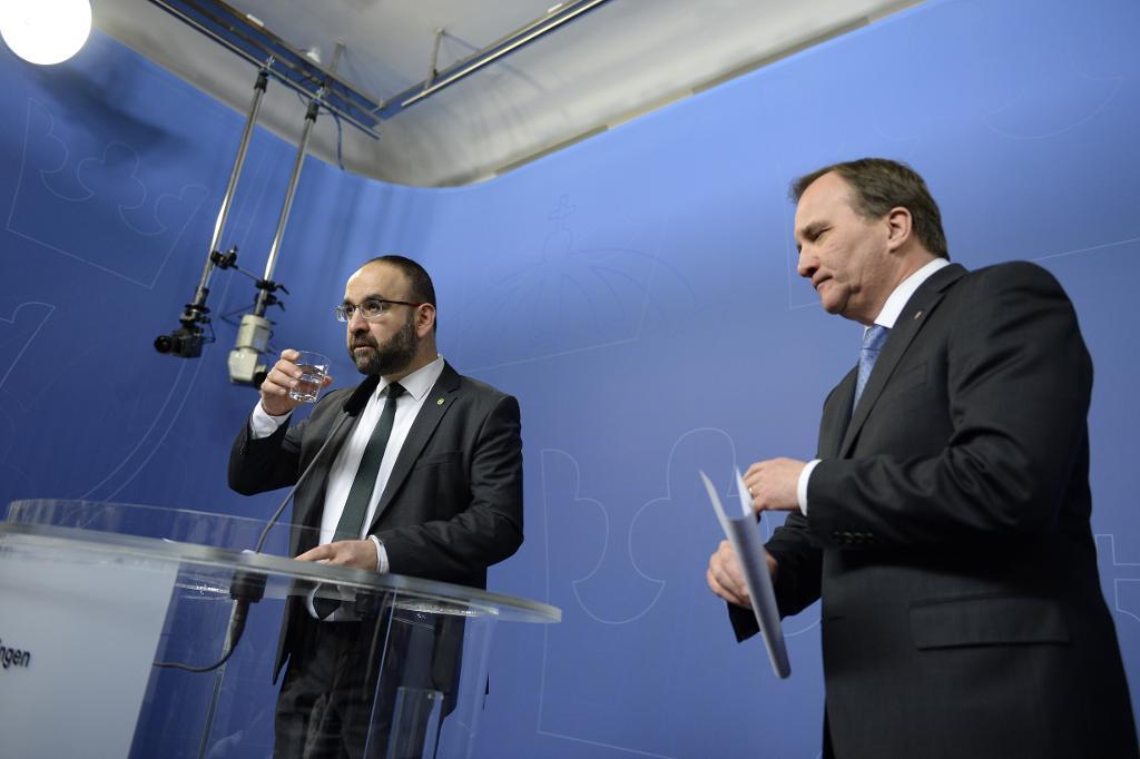 Bostadsminister Mehmet Kaplan (MP) avgår, meddelar statsminister Stefan Löfven på en presskonferens i Rosenbad i Stockholm. (Foto: Jessica Gow/TT)