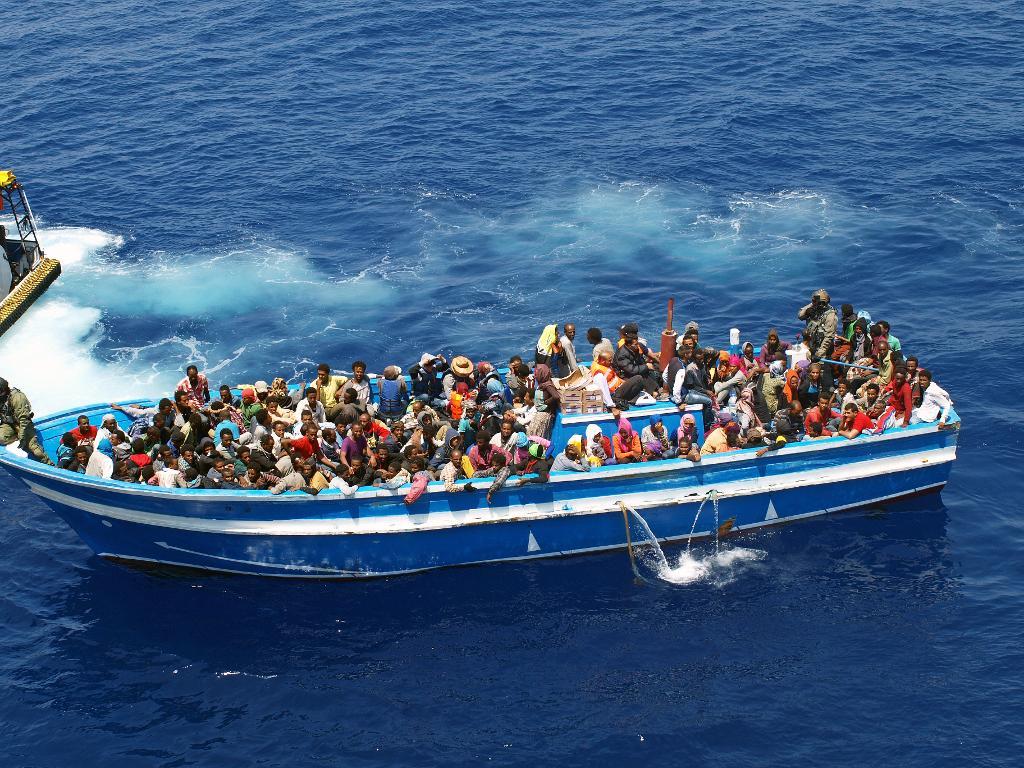 Migranter som räddats av ett svenskt fartyg från Kustbevakningen utanför Libyens kust i fjol. (Foto: KBV 001 Poseidon /Kustbevakningen)