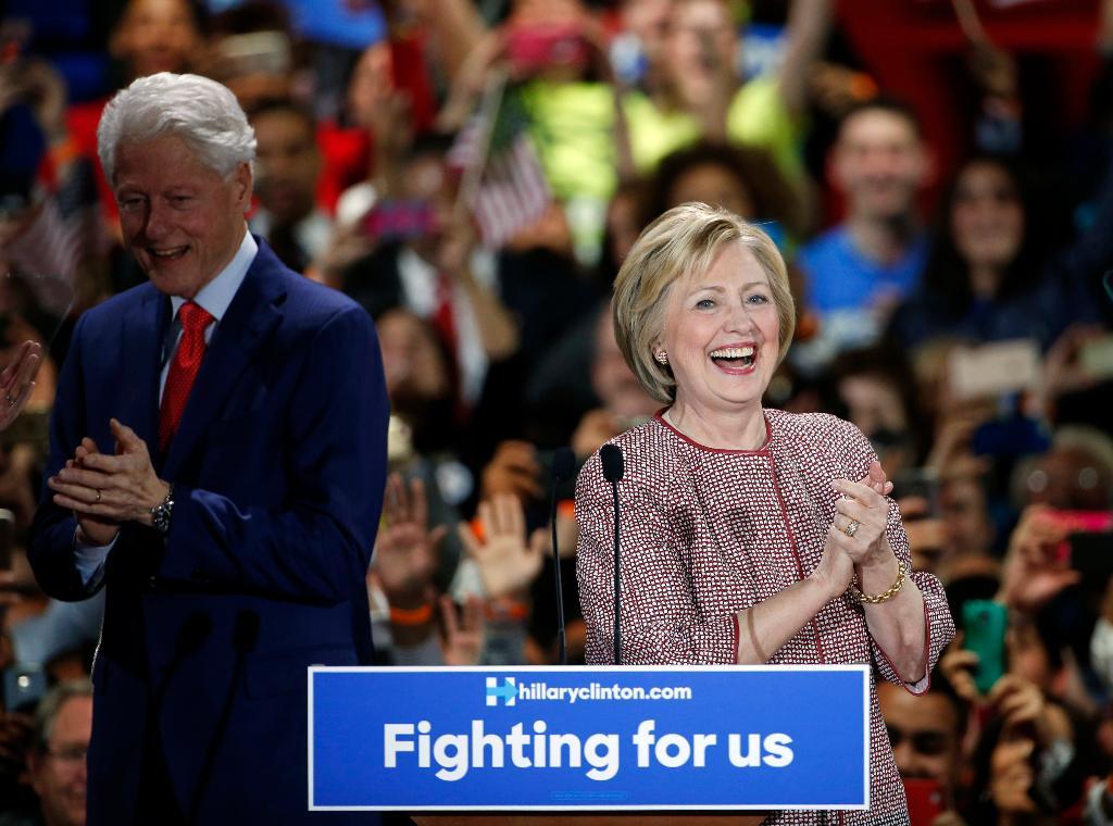 USA:s förre president Bill Clinton applåderar sin hustru Hillary, sedan hon vunnit Demokraternas primärval i New York. (Foto: Kathy Willens /AP/TT)