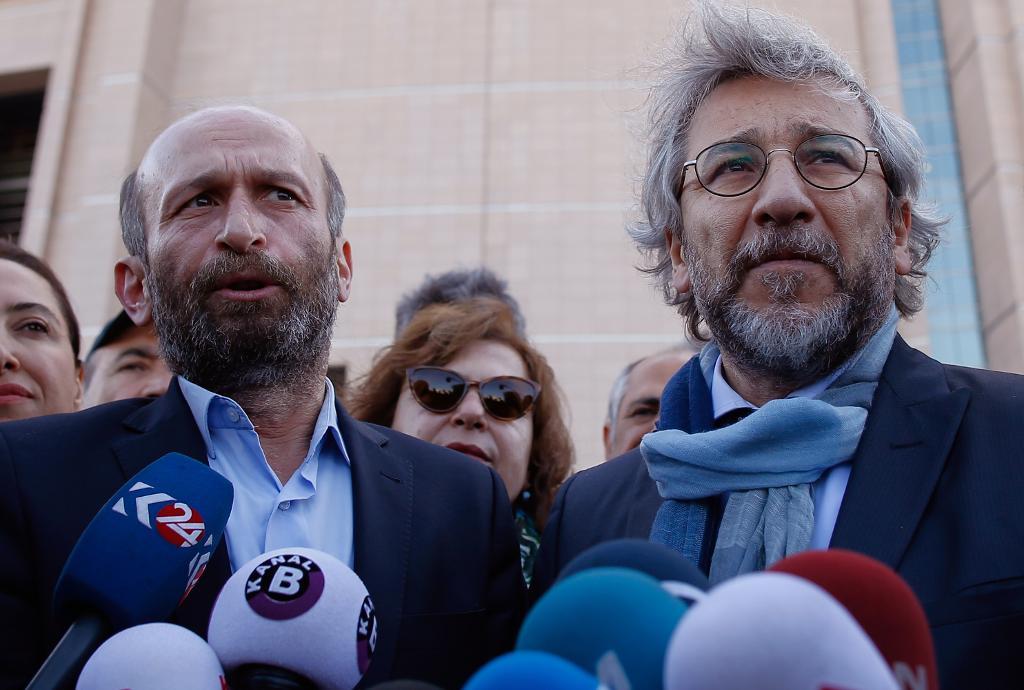 Can Dündar och Erdem Gül står åtalade för spionage, sedan de publicerat ett avslöjande som sades bevisa att den turkiska underrättelsetjänsten smugglar vapen till islamister i Syrien. (Foto: Emrah Gurel /arkivbild)