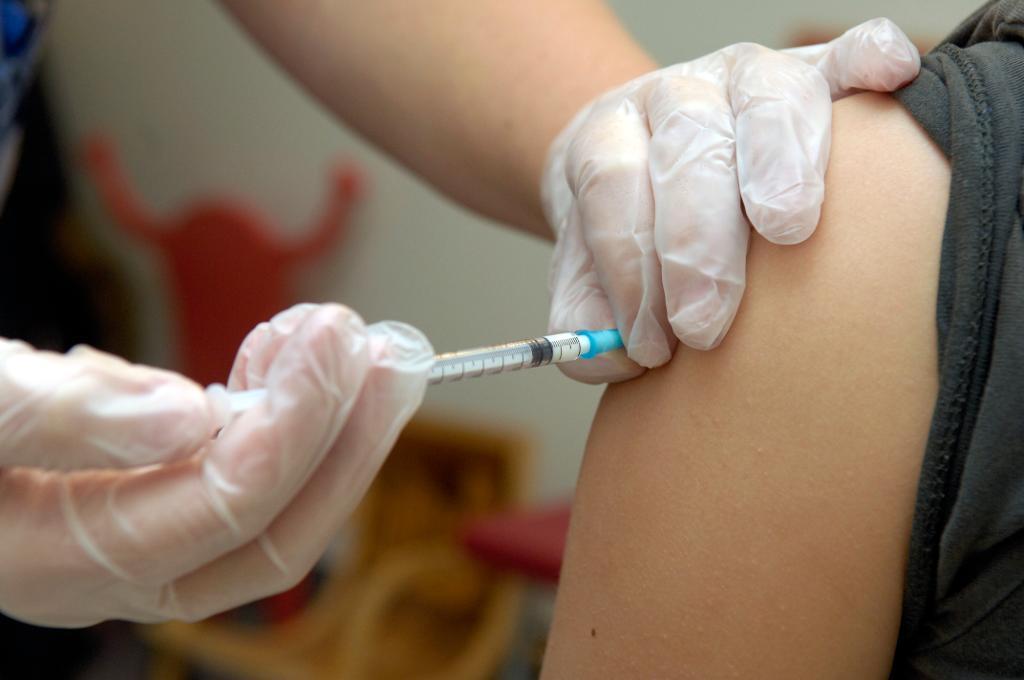 Avtal med två olika vaccintillverkare ska säkerställa att Sverige får influensavaccin i händelse av en pandemi. Avtalen kostar 85 miljoner kronor per år. (Foto: Tobias Röstlund / TT)