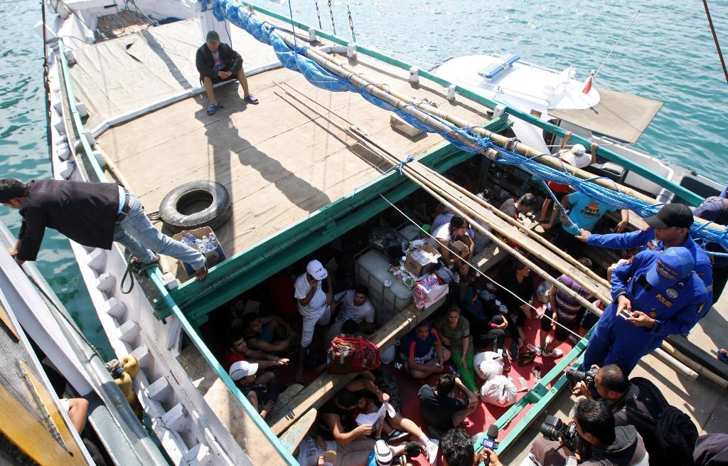 Iranska asylsökande på väg till Australien stoppas av de indonesiska myndigheterna utanför Bali. (Foto: Firdia Lisnawati /AP/TT-arkivbild)