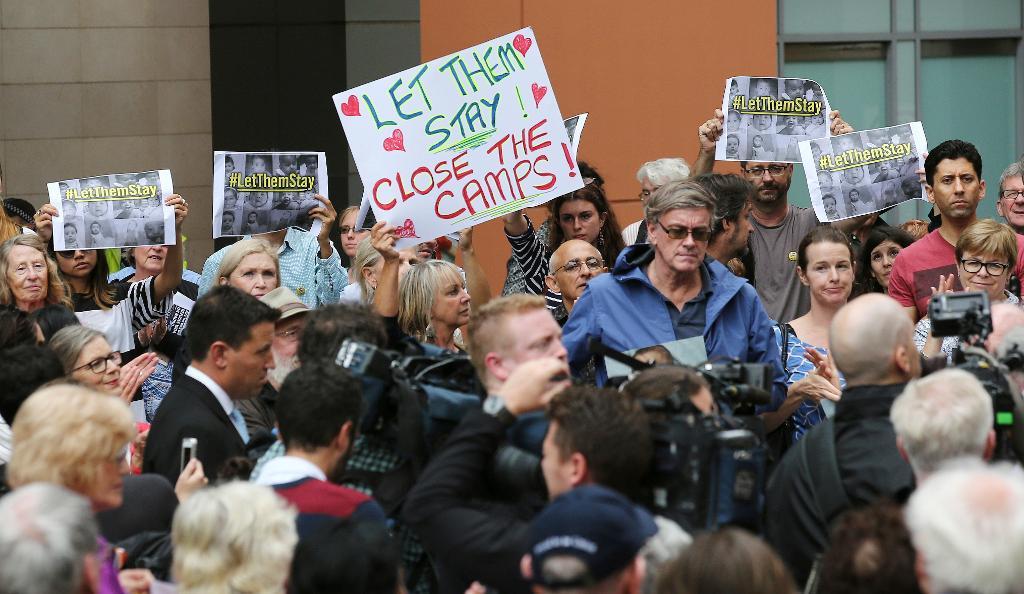 
Australiens migrationspolitik möter motstånd även på hemmaplan. Demonstranter i Sydney protesterade i början av februari i år mot de läger för asylsökande som regeringen låtit sätta upp i grannländerna. (Foto: Rob Griffith /AP/TT)