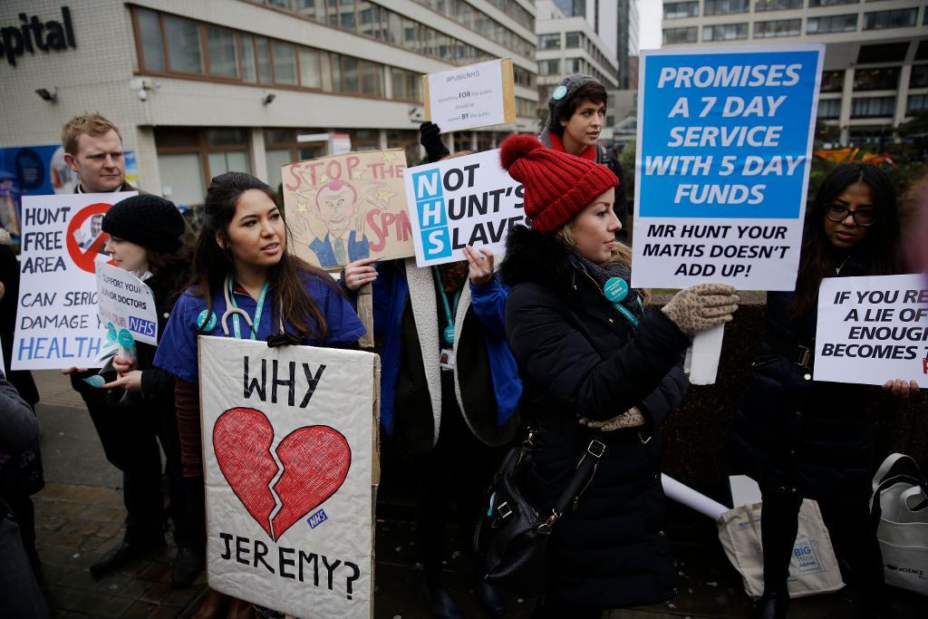 Juniorläkare demonstrerar vid en strejk i mars utanför St Thomas-sjukhuset i London. (Foto: Matt Dunham /AP/TT-arkivbild)