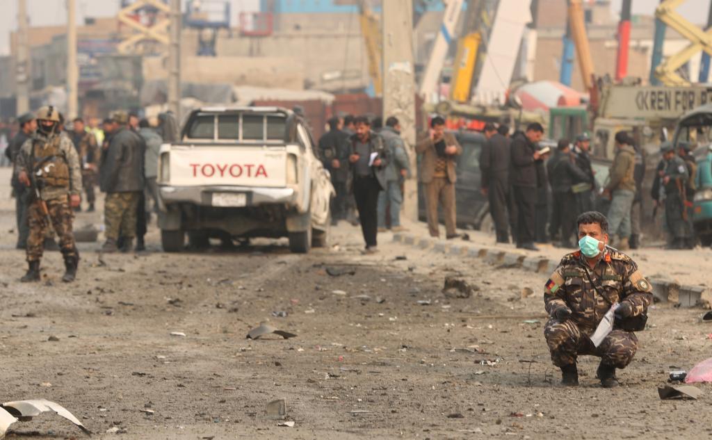 Afghanska säkerhetsstyrkor efter ett självmordsdåd i Kabul förra året. (Foto: Massoud Hossaini arkivbild)