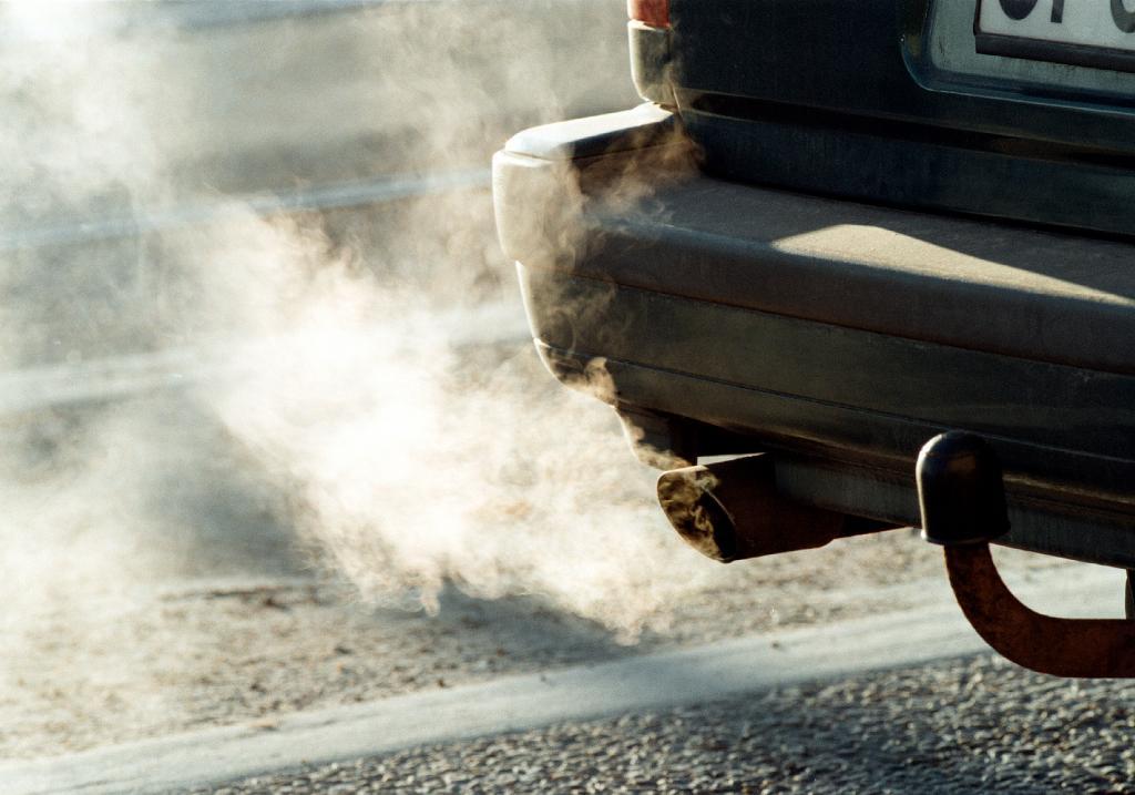 
Den som köper en bil med höga koldioxidutsläpp efter 2018 ska betala mer i fordonsskatt, föreslår en ny utredning. (Foto: Erik Svensson /TT-arkivbild)