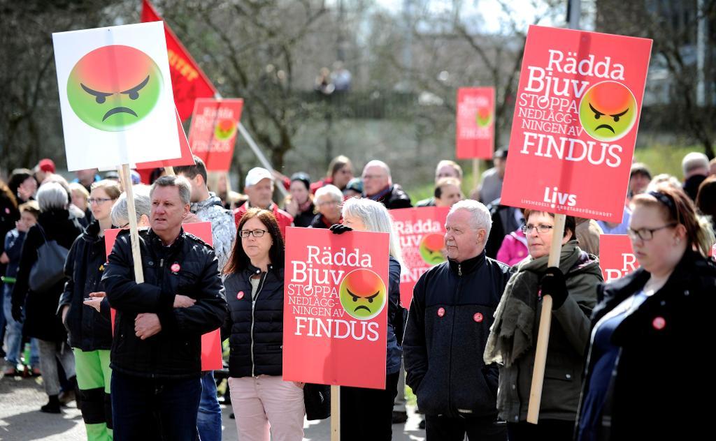 Många samlades i Bjuv för att protestera mot nedläggningen av Findus. (Foto: Björn Lindgren/TT)