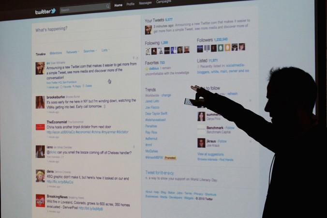Twitter har nyligen utnämnt sin första Kinachef, Kathy Chen. På bilden syns siluetten av Twitters VD Evan Williams i september 2010. (Foto: Justin Sullivan/Getty Images)