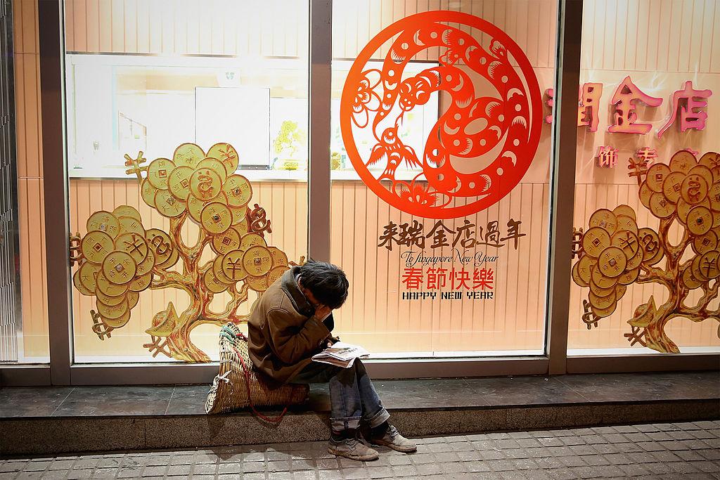 En fattig man sitter utanför en affär i Kina. Kina kommer inte igång med sin konsumtionsekonomi, främst för att utvecklingsmodellen inte gynnar omställningen. (Foto: Feng Li /Getty Images)