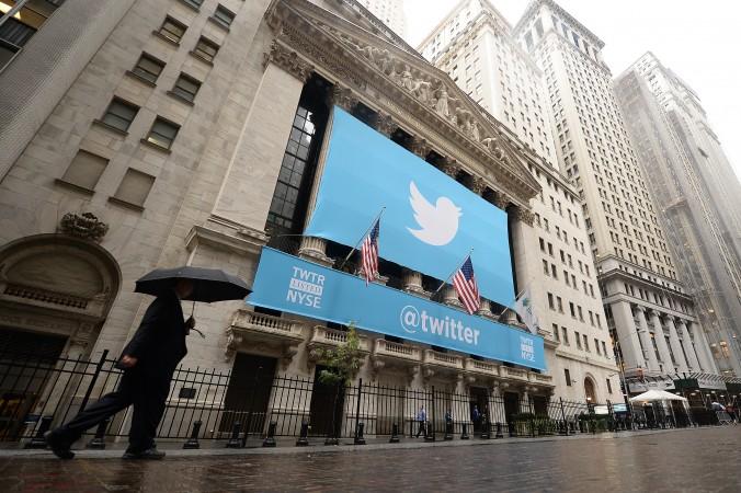 Twitters logotyp utanför New York-börsen. (Emmanuel Dunan/AFP/Getty Images)