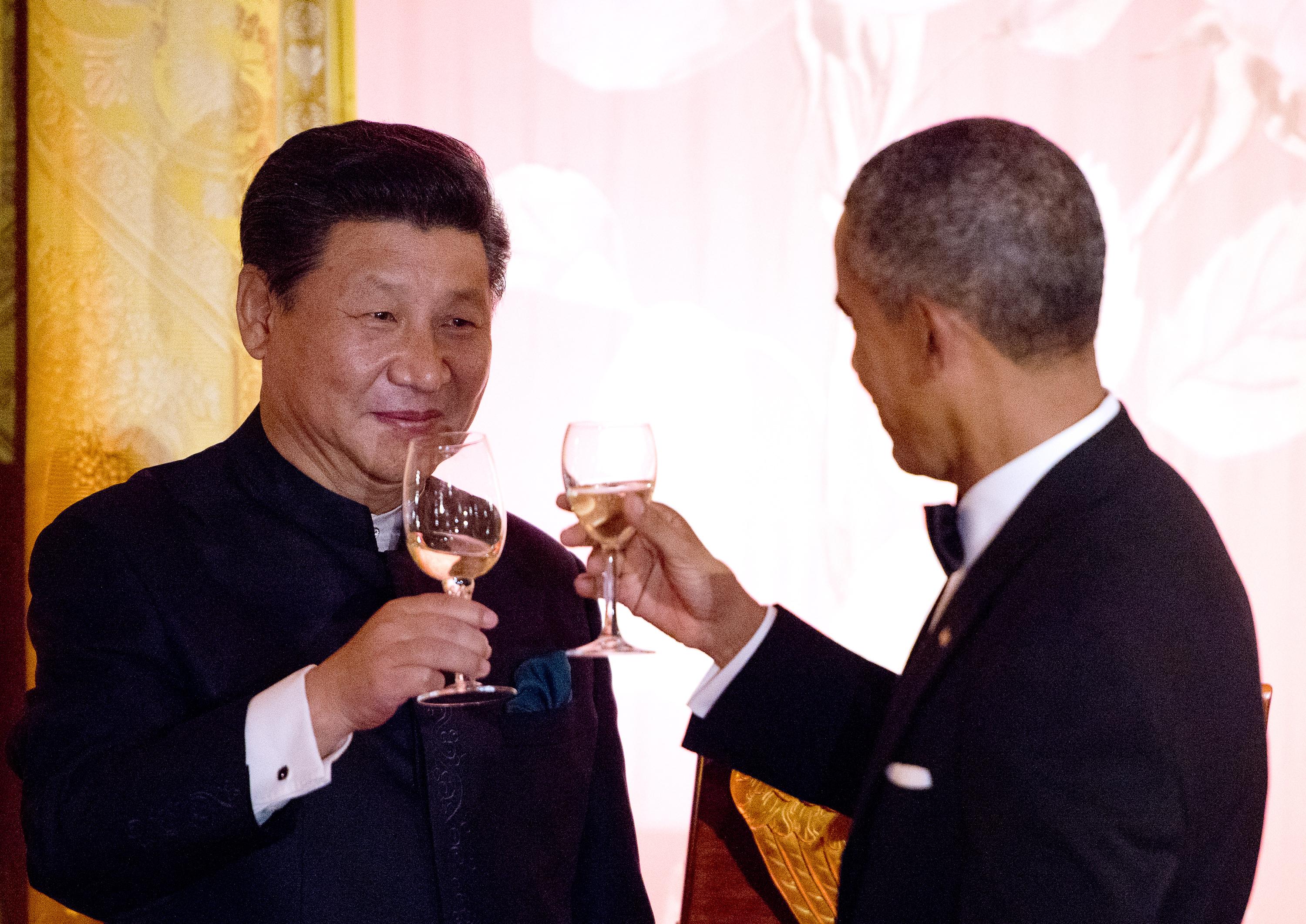 Kinesiska kommunistpartiets ledare Xi Jinping skålar med USA:s president Barack Obama under statsbanketten på Vita huset dem 25 september 2015. Kina kopplar nu greppet på USA och resten av västvärlden för att bli en supermakt på riktigt. (Foto: Ron Sachs-Pool/Getty Images)