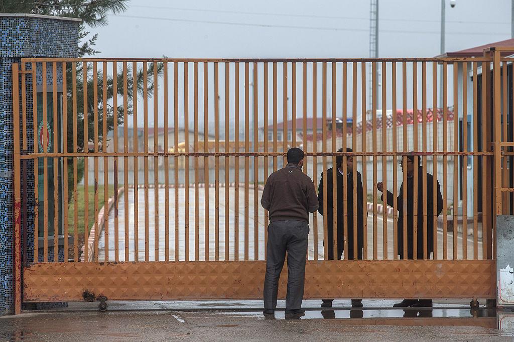 En man talar med gränspolisen vid den bastanta turkiska gränsen i februari 2016. Gränskontroll  och asyl diskuteras nu inom EU. (Foto: Chris McGrath /Getty Images)