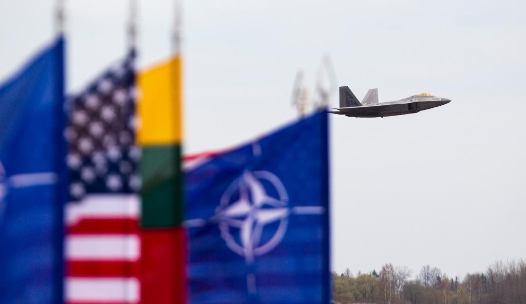 Två amerikanska F-22-stridsplan är förlagda på flygbasen Siauliai i Litauen. De deltar i en Nato-operation som har i uppdrag att försvara de baltiska ländernas gränser till Ryssland. (Foto: Mindaugas Kulbis/AP/TT)