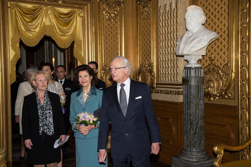 Kung Carl Gustaf och drottning Silvia anländer till Kungliga Operan i Stockholm i samband med att de kungliga konstnärliga och humanistiska akademiernas uppvaktning av kungen inför 70-årsdagen på fredagskvällen. (Foto: Pontus Lundahl/TT)