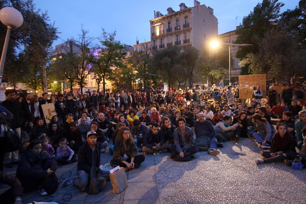 Proteströrelsen Nuit Debout har spridit sig till Marseille i södra Frankrike. (Foto: Claude Paris/AP/TT)