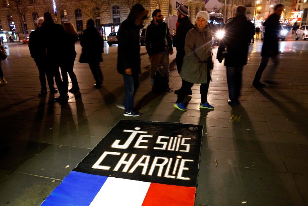 Massakern vid tidningen Charlie Hebdo var en av de värsta attackerna mot den fria pressen 2015. Här hedras offren på årsdagen den 7 januari i år. Arkivbild. (Foto: Francois Mori/AP/TT)