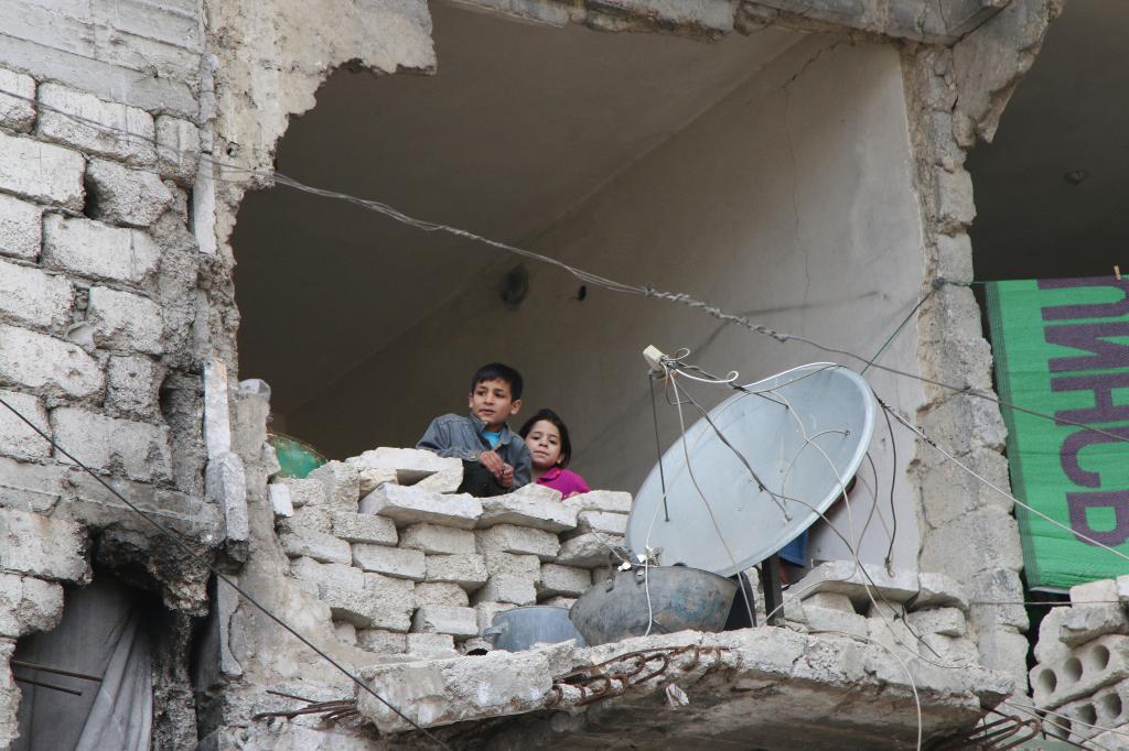 I staden Douma har minst 13 personer dödats i flyganfall genomförda av den syriska regimen. (Arkivbild. AP/TT)