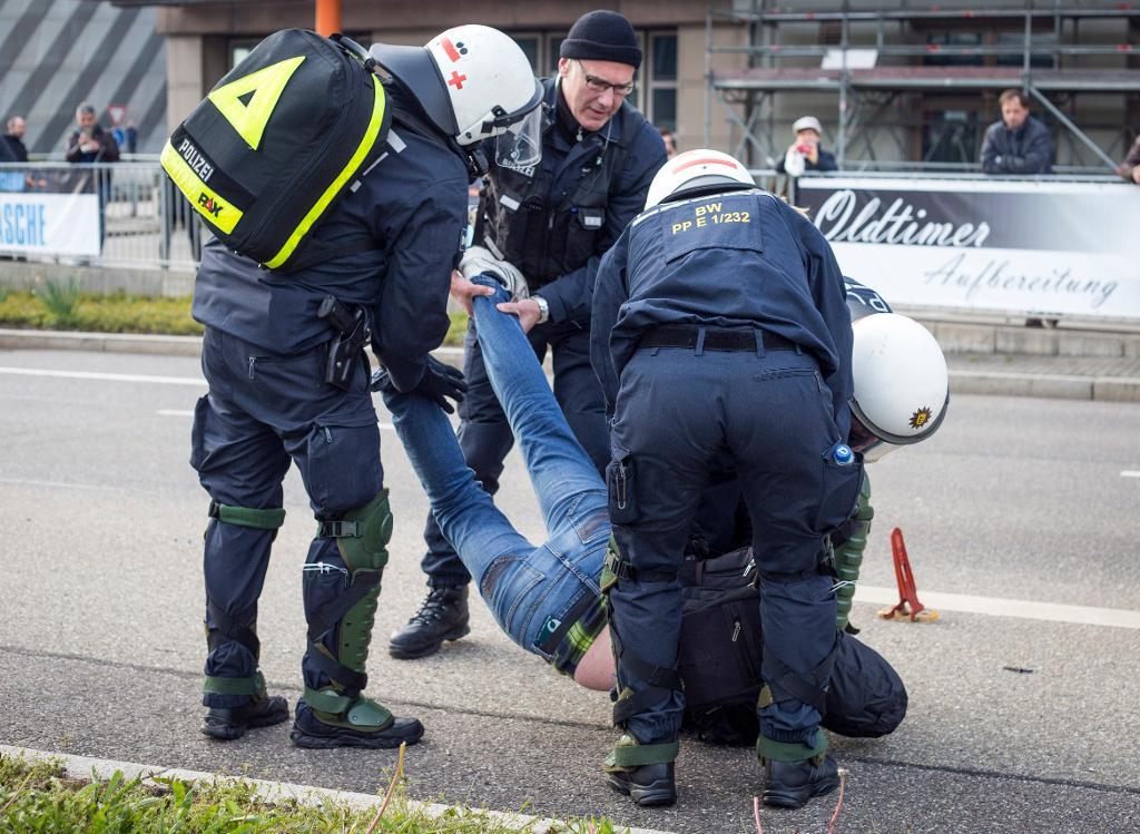 Polis och demonstranter drabbade samman i Stuttgart. (Foto: Christoph Schmidt/AP/TT)