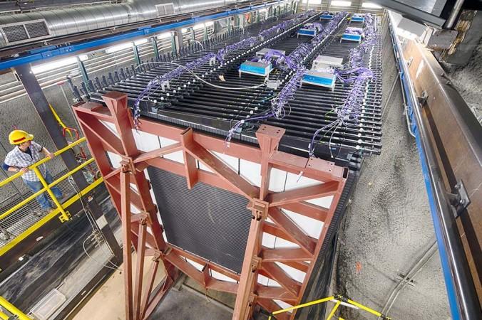 Den 300 ton tunga neutrinodetektorn vid partikelfysiklaboratoriet Fermilab i Illinois, USA. Detektorn mäter egenskaperna för neutrinostrålen när den startar sin 800 km långa resa till en annan detektor i Minnesota. (Foto: Reidar Hahn /Fermilab)