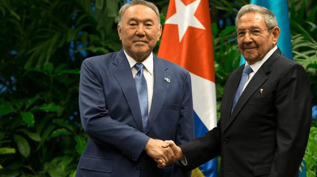 Nordea rapporteras ha lånat ut miljardbelopp till en oligark som står nära Kazakstans president Nursultan Nazarbajev (till vänster). Här ses han tillsammans med kollegan Raúl Castro på Kuba häromdagen. (Foto: Ismael Francisco /AP/TT-arkivbild)