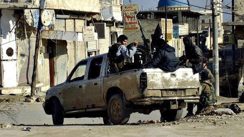Den militanta jihadistgruppen Islamiska staten (IS) håller den syriska staden al-Raqqa i ett järngrepp. Men extremisterna utmanas av en grupp modiga aktivister som jobbar för att sprida information i syfte att motverka IS propaganda. (Foto: AP/TT-arkivbild)