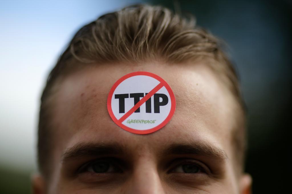 Greenpeace säger sig ha kommit över dokument som visar att frihandelsavtalet mellan EU och USA utgör ett allvarligt hot mot klimatet, miljön och konsumentsäkerheten. (Foto: Markus Schreiber /AP/TT-arkivbild)