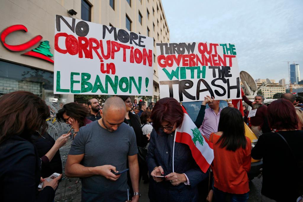 Regeringskritiska demonstranter i Libanons huvudstad Beirut i mars i år. (Foto: Hassan Ammar/AP/TT-arkivbild)