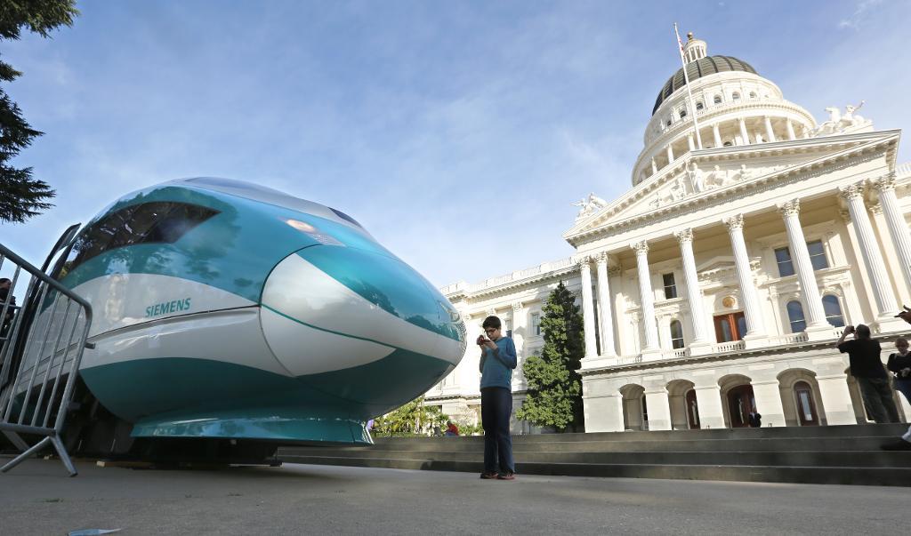 Hyperloop-förespråkarna hoppas att tubtåg ska kunna konkurrera med planer på en mer traditionell höghastighetsjärnväg, med tåg som på bilden, mellan Los Angeles och San Francisco. (Foto: Rich Pedroncelli/TT/AP/Arkivbild)