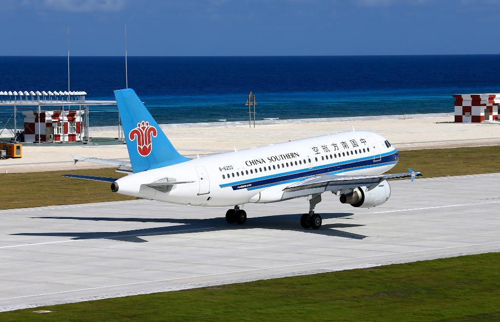 Ett kinesiskt flygplan går ned för landning på en flygplats som Kina nyligen byggt på en av de omstridda öarna. (Foto: Cha Chunming/AP/TT/Arkivbild)