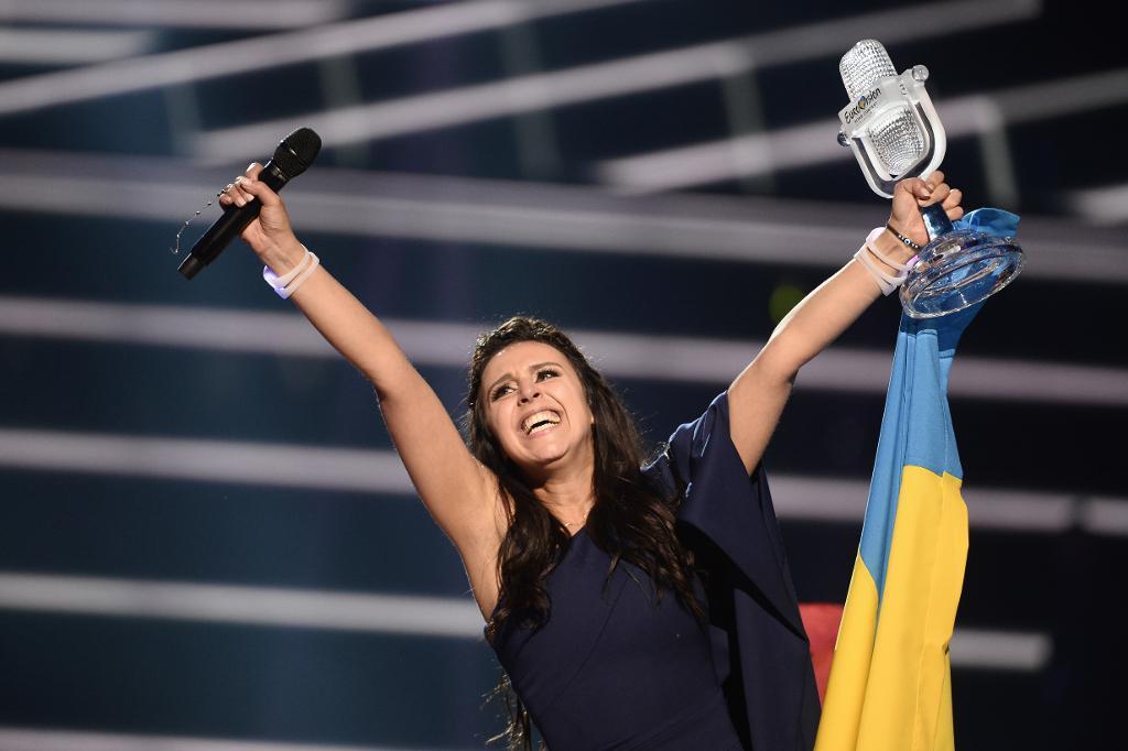 Ukrainas Jamala jublar efter att ha vunnit finalen i Eurovision Song Contest 2016 i Globen.
(Foto: Maja Suslin/TT)