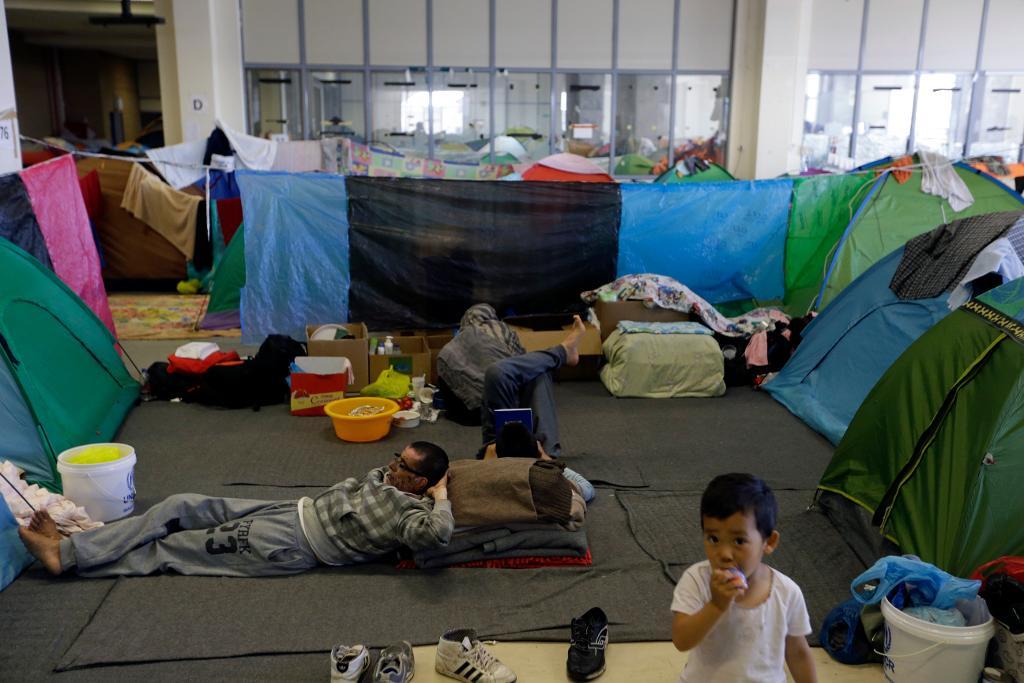 I södra Aten är över 3 500 flyktingar och migranter inhysta i en terminalbyggnad på den gamla internationella flygplatsen. (Foto: Thanassis Stavrakis/AP/TT)
