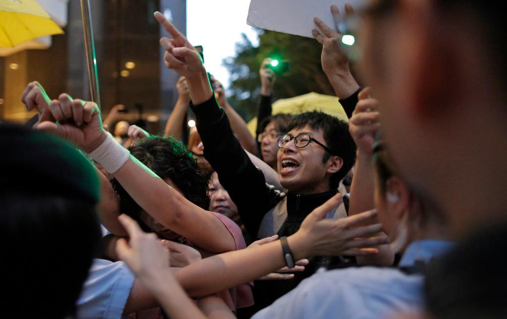 Aktivister från demokratirörelsen demonstrerar under Zhang Dejiangs besök. (Foto: Kin Cheung /AP/TT-arkivbild)