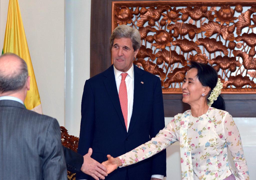 USA:s utrikesminister John Kerry ser på när Burmas utrikesminister Aung San Suu Kyi hälsar på personer ur den amerikanska delegationen. (Foto: Aung Shine Oo/AP/TT)