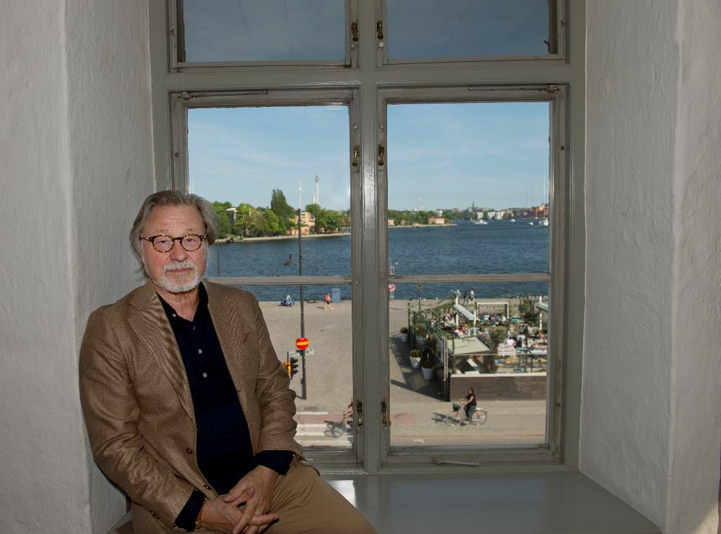 Björn Rosengren med utsikt från sitt kontor i Gamla Stan. Foto: Maja Suslin/TT)