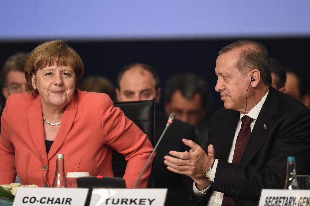 Tysklands förbundskansler Angela Merkel applåderas av Turkiets president Recep Tayyip Erdogan när FN:s första humanitära toppmöte inleds. Senare höjdes tonläget mellan de båda ledarna. (Foto: Ozan Kose/AP/TT)