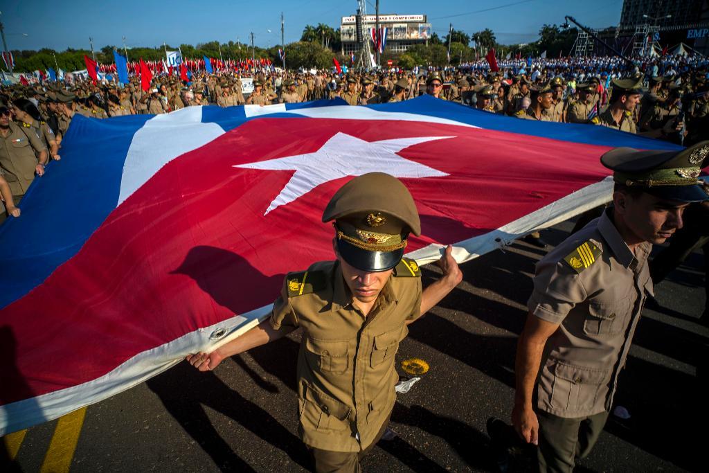 Den kubanska flaggan bärs vid den parad som hölls den 1 maj i huvudstaden Havanna. (Foto: Ramon Espinosa /AP/TT-arkivbild)
