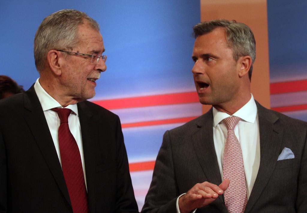 Österrikes nyvalde president Alexander Van der Bellen (till vänster) och högerpopulisten Norbert Hofer som förlorade knappt. (Foto: Ronald Zak/AP/TT)